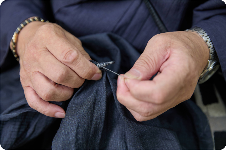 染め上がった生地の糸を外す